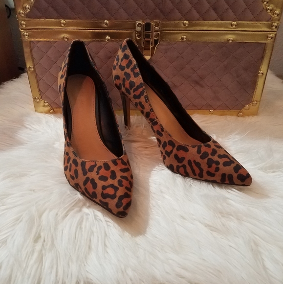BCBGeneration Heidi Leopard Microsuede 7.5 M - Picture 4 of 6